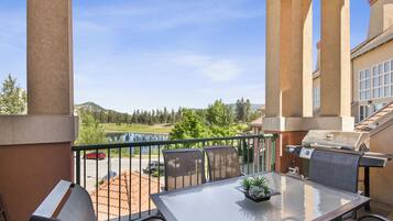 Appartement exécutif, 1 grand lit et 1 canapé-lit, cuisine, vue partielle sur le lac | Terrasse/patio