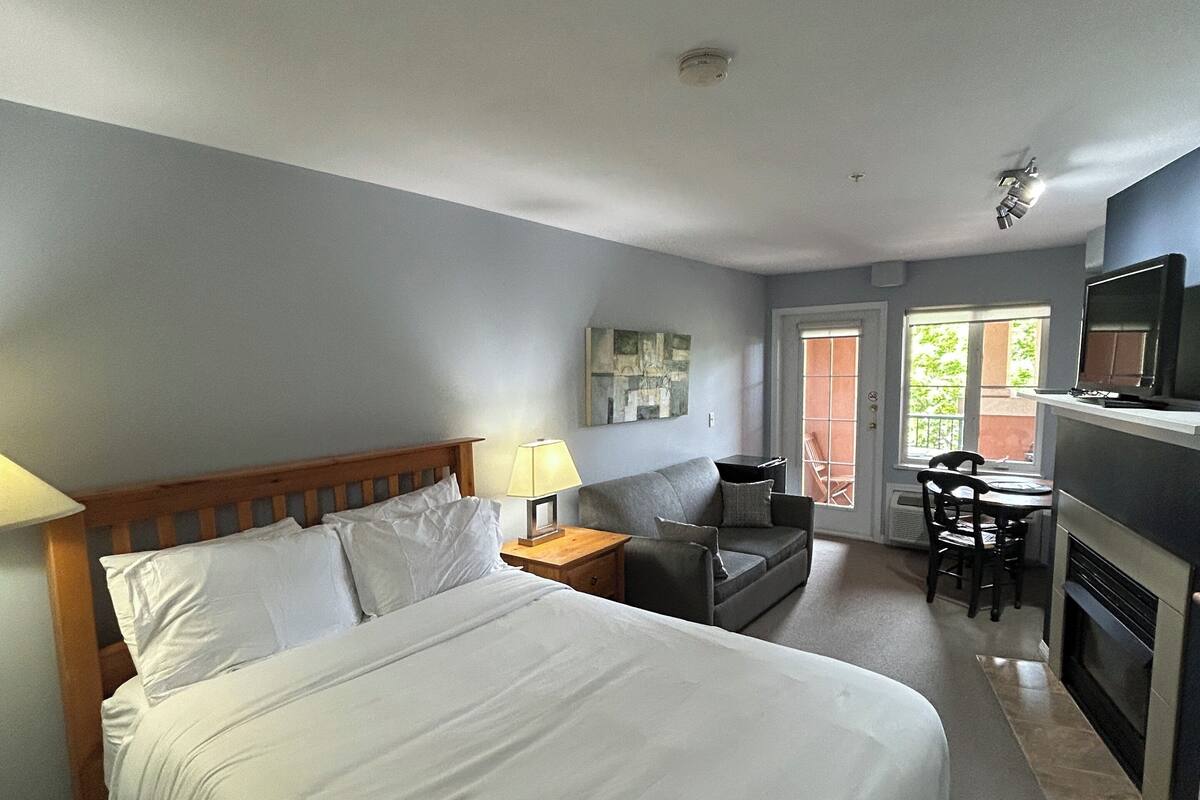Standard Studio, Courtyard Area | 1 bedroom, individually decorated, individually furnished