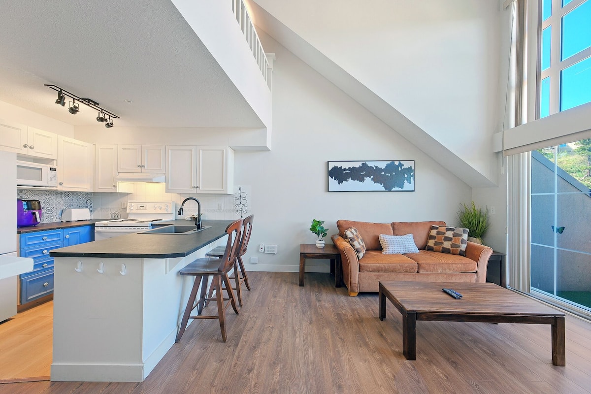 Loft Design, 1 grand lit et 1 canapé-lit, cuisine, vue cour intérieure | Coin séjour | Télévision de 42 pouces avec chaînes par câble, cheminée