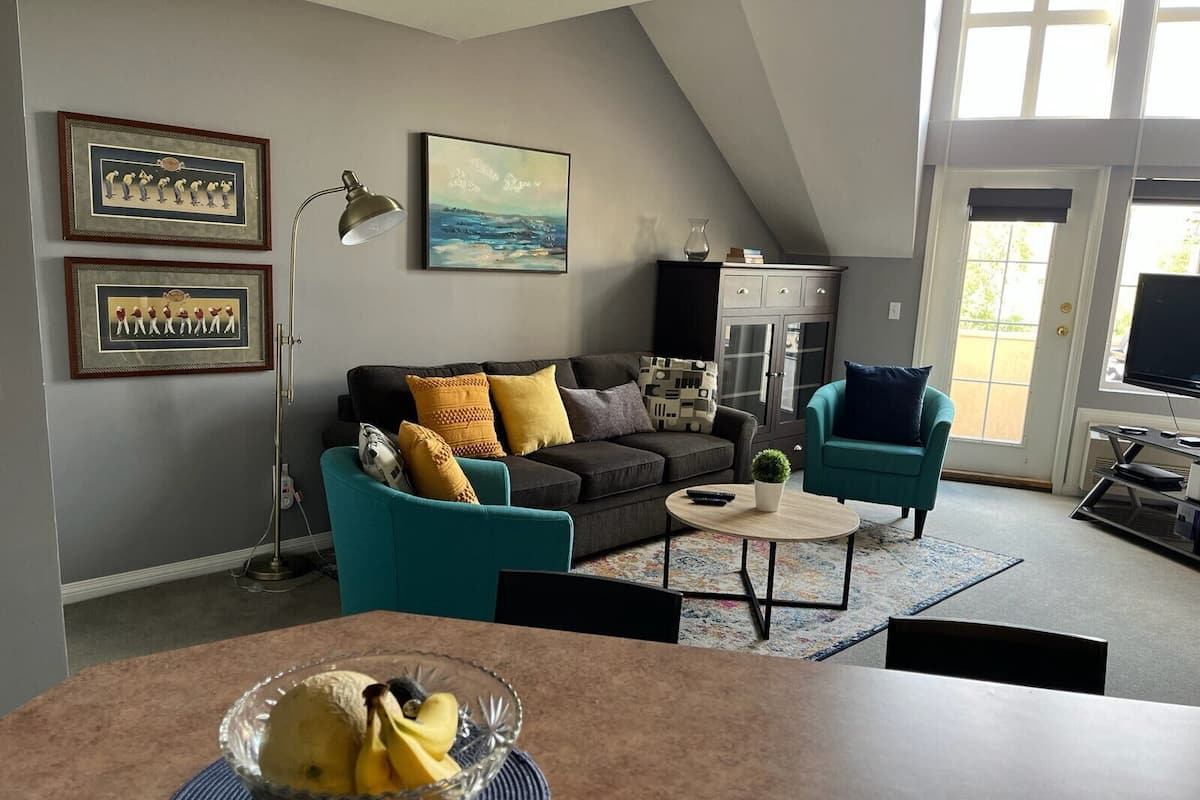 Grand Loft, 1 Queen Bed with Sofa bed, Courtyard Area | Living area | 42-inch TV with cable channels, fireplace