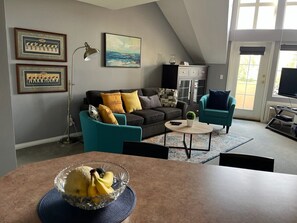 Grand Loft, 1 Queen Bed with Sofa bed, Courtyard Area | Living area - Borgata Lodge (Kelowna)