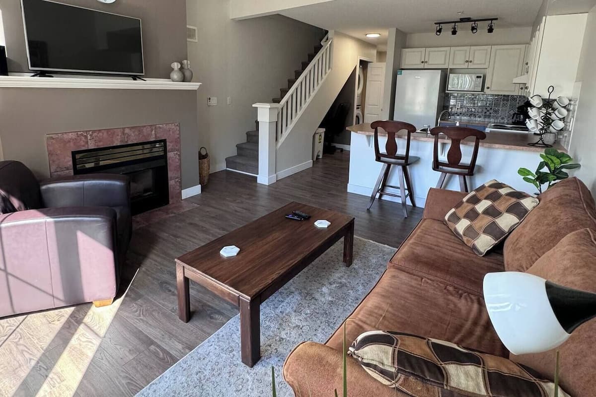 Design Loft, 1 Queen Bed with Sofa bed | Living area | 42-inch TV with cable channels, fireplace