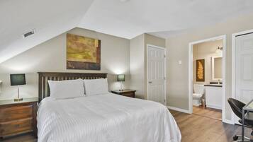 Appartement exécutif, 1 grand lit et 1 canapé-lit, cuisine, vue partielle sur le lac | Décor unique, ameublement unique, fer et planche à repasser