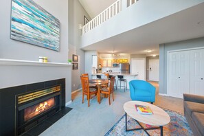 Loft Grand, 1 cama de matrimonio con sofá cama, cocina, vistas al patio | Zona de estar | Televisión de 42 pulgadas con canales por cable, una chimenea