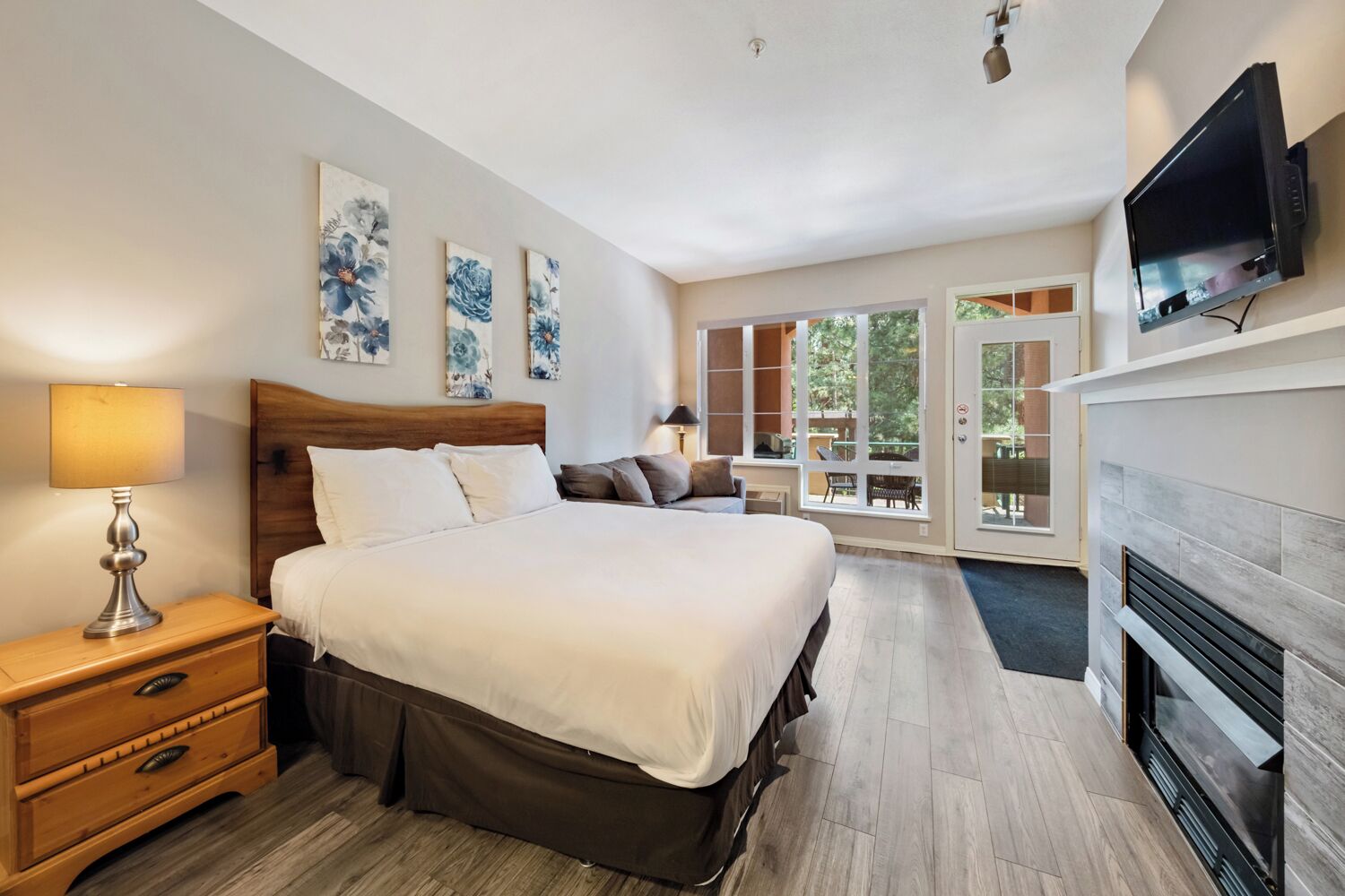 Estudio de diseñador | Área de sala de estar | Televisión de 42 pulgadas con canales por cable y chimenea 