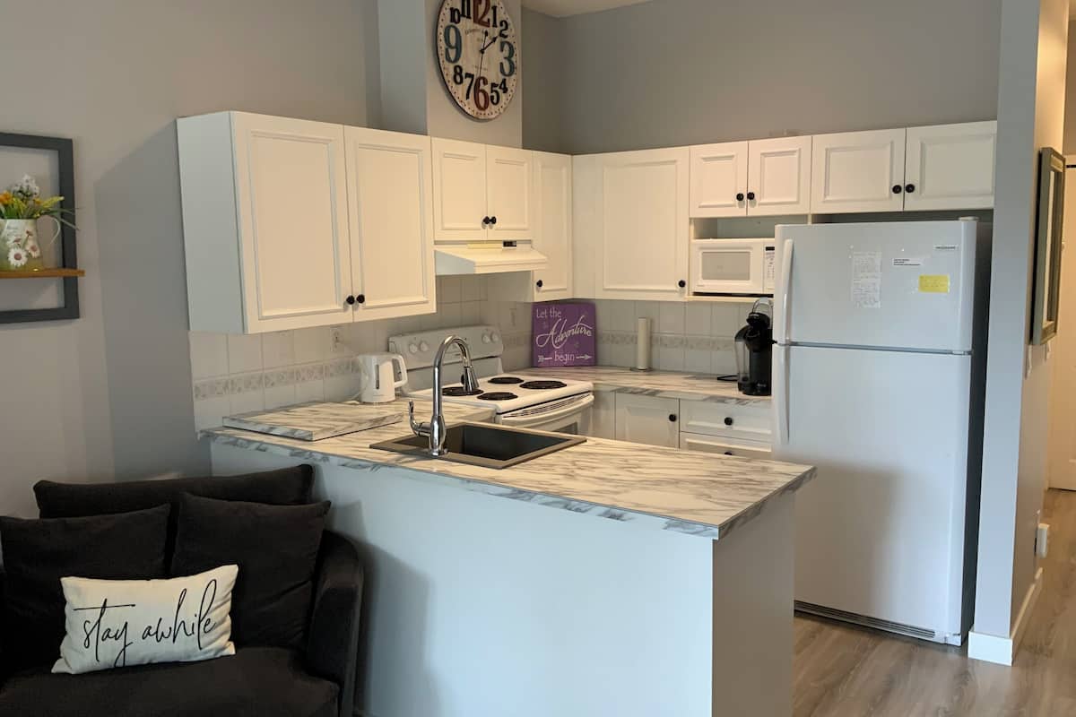 Romantic Studio, Ground Floor | Private kitchen | Microwave, coffee/tea maker, electric kettle, toaster