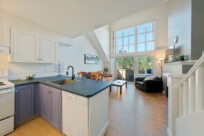 Loft de diseño, 1 cama de matrimonio con sofá cama, cocina, vistas al patio | Cocina privada | Microondas, cafetera o tetera, hervidor eléctrico y papel de cocina
