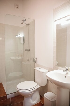 Basic Apartment, City View | Bathroom | Towels, soap, shampoo, toilet paper - APARTAMENTOS VIVE TRUJILLO (Trujillo)
