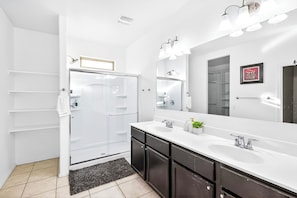 Hair dryer, towels, soap, shampoo - Tropical Desert Oasis. New built! Family friendly. Grill,Tiki bar&Mountain view. (Maricopa)