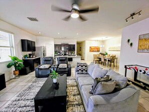 TV connectée, livres, chaîne hi-fi