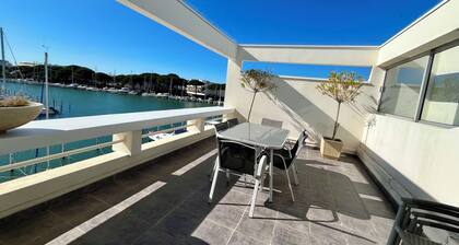 Marina roof terrace apartment with boat mooring 5 minutes from the beach