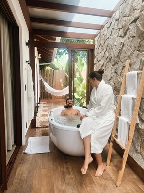 Deluxe-alpehytte - udsigt til pool | Privat spabad