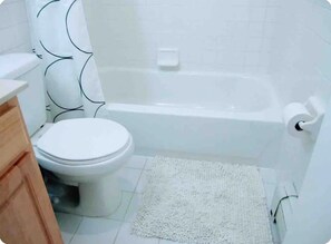 Haartrockner, Handtücher, Seife, Shampoo