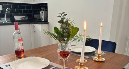 3-Bed Home, great for contractors, near to Gulliver's Valley theme park, Hot tub