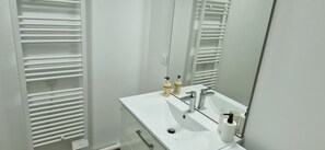 Chuveiro, secador de cabelo, toalhas de banho, sabonete