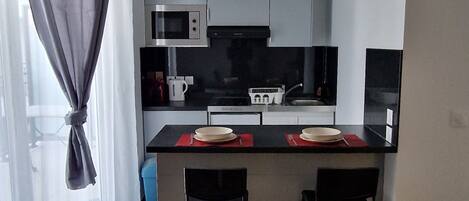 Kühlschrank, Mikrowelle, Herdplatte, Wasserkocher mit Kaffee-/Teezubehör