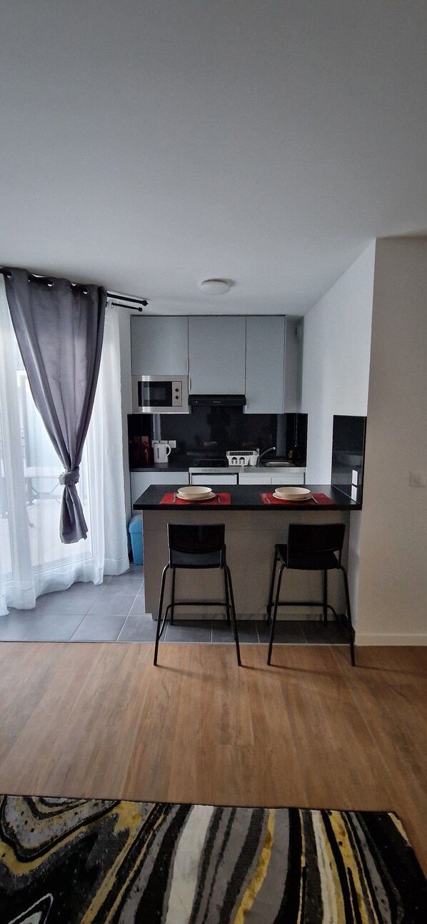 Geladeira, micro-ondas, cooktop, cafeteira/chaleira