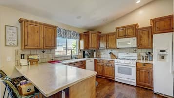 Refrigerador, microondas, horno, placa de cocina