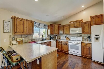 Comfortable Family-Sized Home w/ 4br 3 bath, ping pong, fast wifi and hot tub!