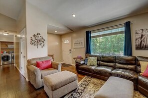 Interior - Comfortable Family-Sized Home w/ 4br 3 bath, ping pong, fast wifi and hot tub! (West Jordan)