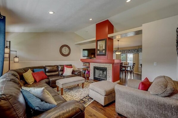Smart TV, video games - Comfortable Family-Sized Home w/ 4br 3 bath, ping pong, fast wifi and hot tub! (West Jordan)