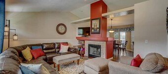 Comfortable Family-Sized Home w/ 4br 3 bath, ping pong, fast wifi and hot tub!