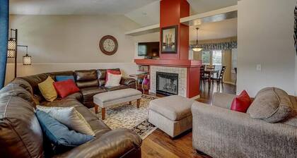 Comfortable Family-Sized Home w/ 4br 3 bath, ping pong, fast wifi and hot tub!