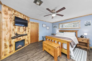 4 bedrooms, in-room safe, desk, iron/ironing board