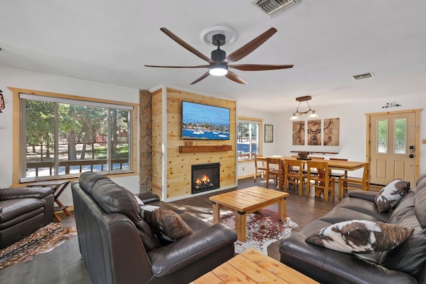 Smart-TV, Kamin, Bücher