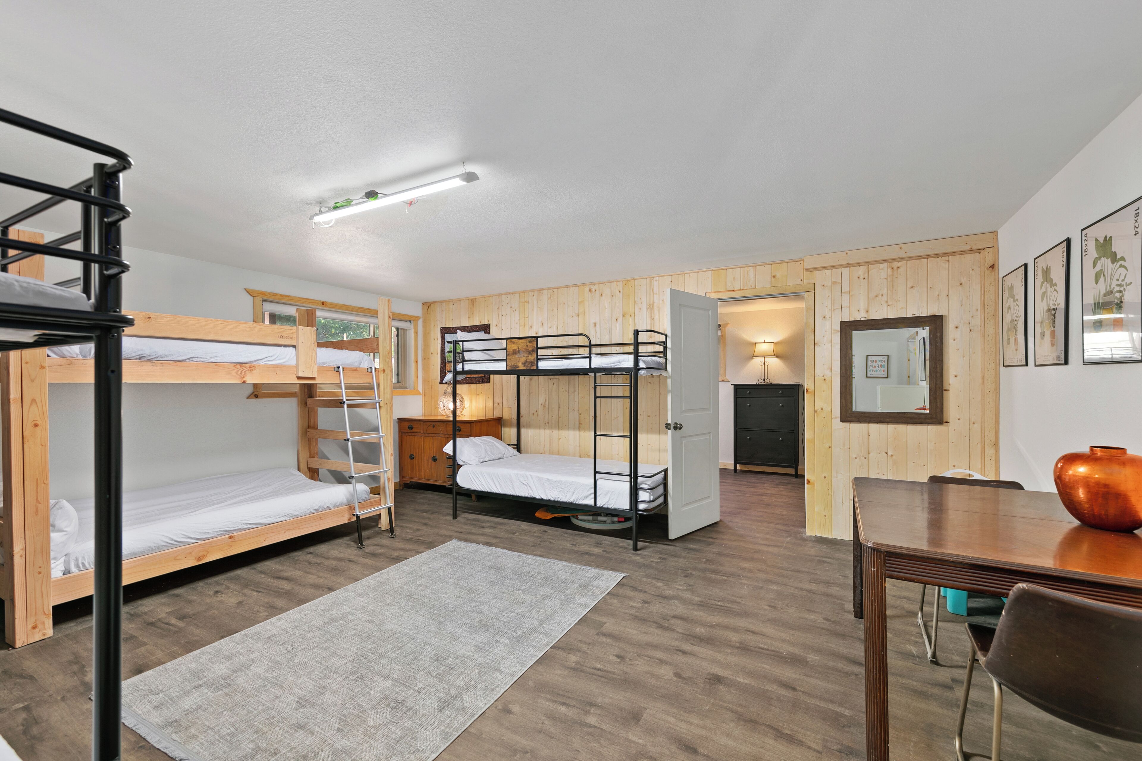 4 dormitorios, caja fuerte, escritorio y tabla de planchar con plancha