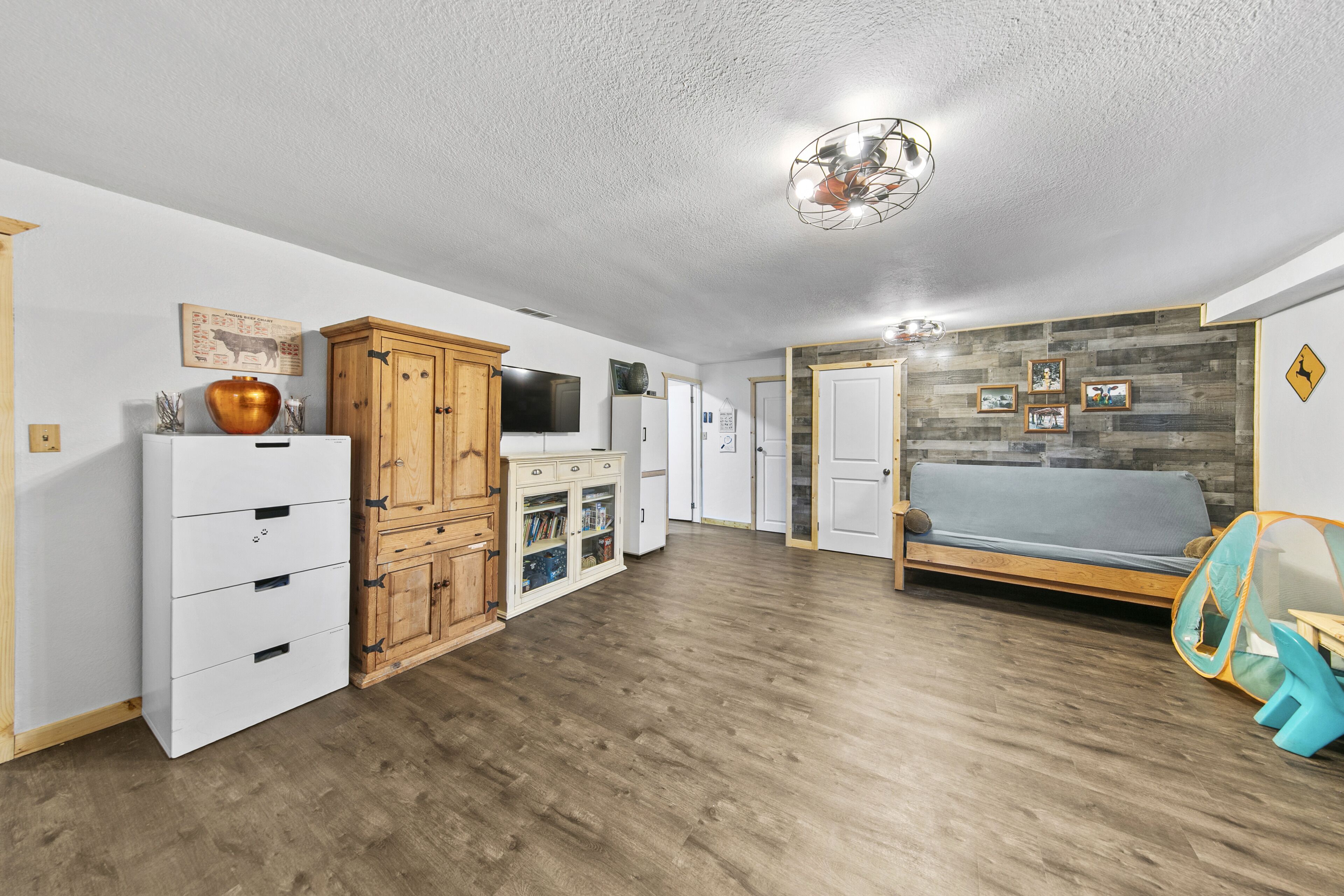 Een smart-tv, een open haard, videogames en tafelvoetbal