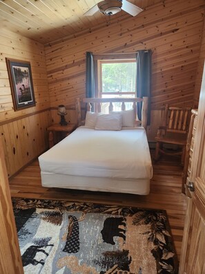 Wintergreen | Individually decorated, individually furnished, laptop workspace - Timber Trail Lodge (Ely)