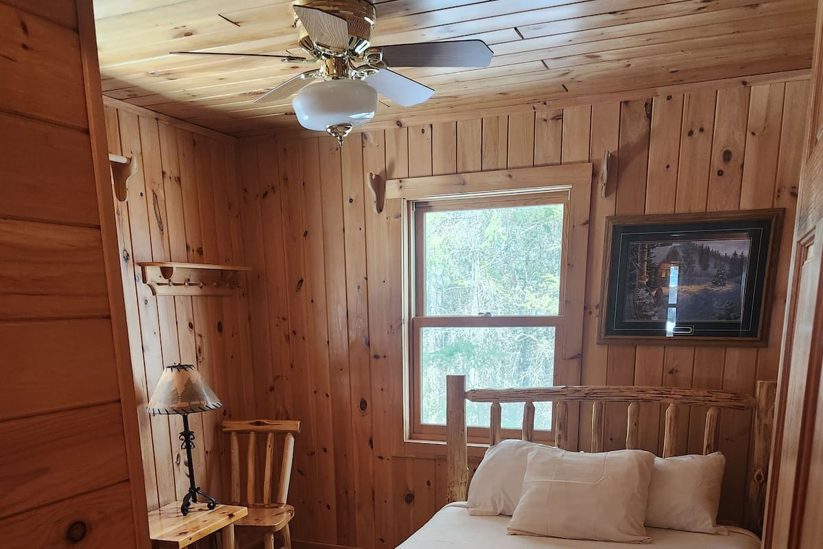 Deluxe Cabin, Partial Lake View | 1 bedroom, bed sheets