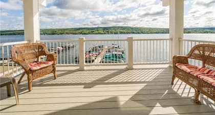 Waterfront Gem with amazing views! Nearby to Letchworth St Park & SUNY Geneseo!