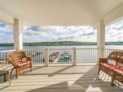 Waterfront Gem with amazing views! Nearby to Letchworth St Park &  SUNY Geneseo!