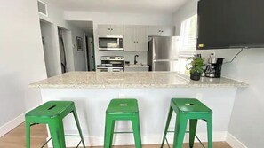 Private kitchen - Friendly Affordable Apt near Beach (Miami)