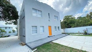 Exterior - Friendly Affordable Apt near Beach (Miami)