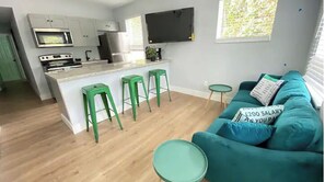 Living area - Friendly Affordable Apt near Beach (Miami)
