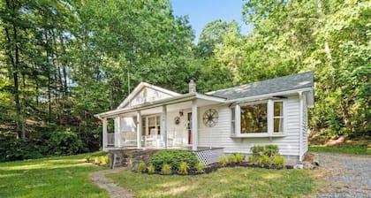 Cozy Cottage in the Woods-Firepit-BBQ-Games-Smores