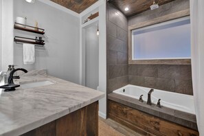 Toallas, jabón, papel de baño 