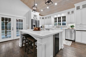 Geladeira, micro-ondas, fogão, cooktop