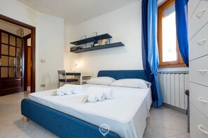 2 bedrooms, travel cot, WiFi, bed sheets