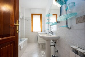 Shower, hair dryer, bidet, towels - Beachside Mermaid apt (Alghero)