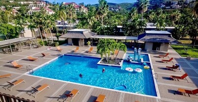 Private condo by the beach!  ¡Condo a pasos de la playa!