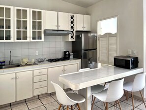 Microwave, stovetop, coffee/tea maker, toaster - Cozy apartment located in the heart of Mazatlan (Mazatlán)