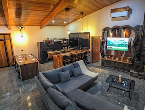 Vila exclusiva, 2 quartos, terraço, vista para o oceano | Área de estar | TV LED