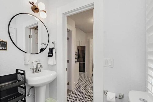 1026- Blue Moon, Single Level, 1 Mile to Arenas, Sleeps 10, Pet & Kid Friendly