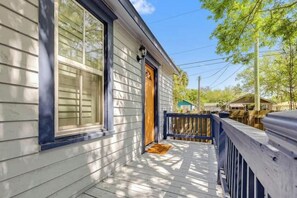 Property grounds - 1026- Single Level Home, 1 Mile to Vystar/Arenas, Sleeps 10, Pet & Kid Friendly (Jacksonville)