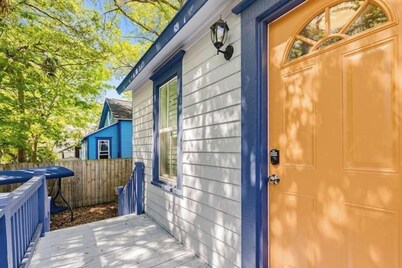 1026- Single Level Home, 1 Mile to Vystar/Arenas, Sleeps 10, Pet & Kid Friendly