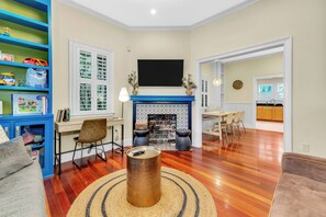 Smart TV, books - 1142- Super cute, 1 mile to Vystar, great for pets & family (Jacksonville)